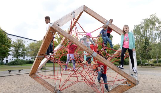 SE.200-Cube-L-Kinder-klettern.JPG