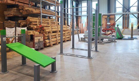 Bewegungsgeräte-Ausstellung-silber_gruen.jpg