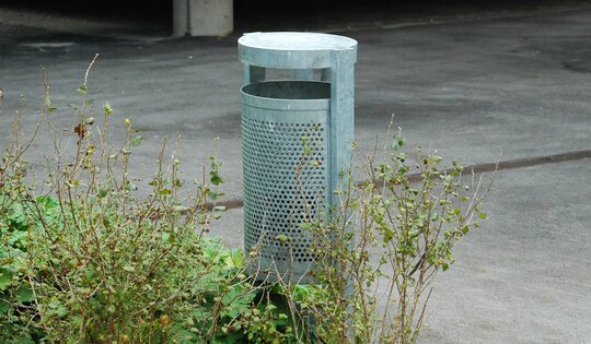 AB.02.22.02-Abfallbehälter-M50-Stand-mit-Deckel-(1).JPG