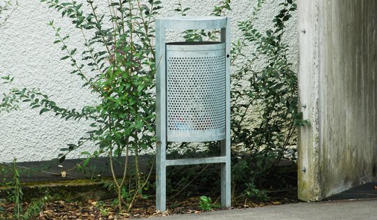 AB.02.22.02-Abfallbehälter-M50-Stand-mit-Deckel-(2).JPG