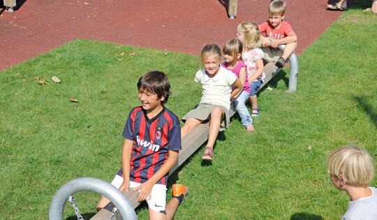 BA.040-bimbo-Wackelbalken-mit-Kinder.jpg