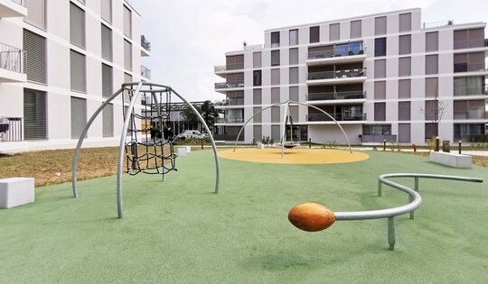 BA.200-Gecko-Stahl-Holz-auf-Spielplatz.jpg