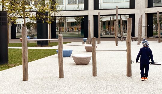 BA.010.3-Stufenreck-3-teilig-Holz-Metal-nature-mit-Junge.jpg
