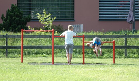 BA.012.3.c-Metallstufenreck-3-teilig-color-mit-Kindern.JPG