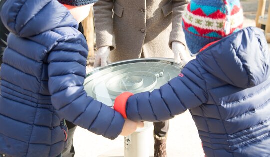 C.1.20.1-Irrgarten-vertikal-ohne-Standfläche-Nahaufnahme-mit-Kindern.jpg
