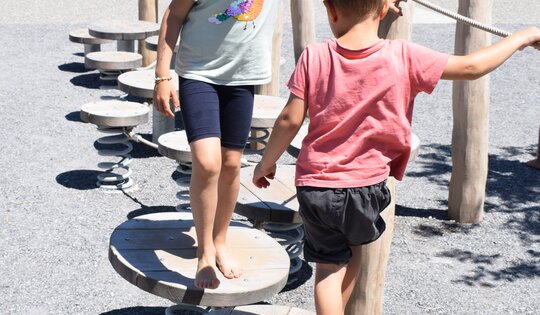 BF.054.9-Blätterteppich-Kleine-Kinder-_-hoch.JPG