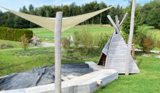 BN.031.02-Tipi-mit-Sand-Spielplatz--Sonnensegel.JPG