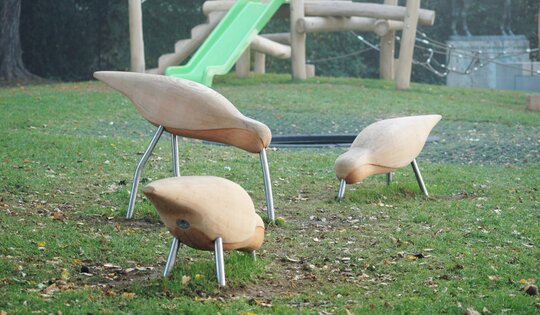 BN.310-_-O7761--Vögel-Holz-skulpturen-geschnitzte-Spielplatz.JPG