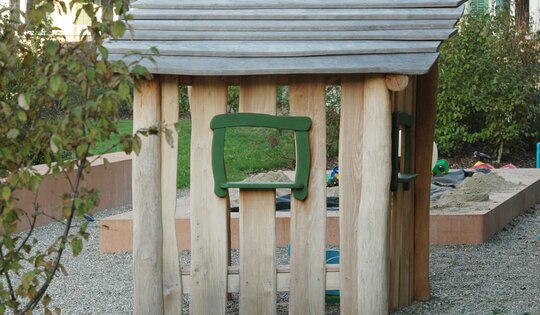 BN.030.04---O6996-Hüttchen-Holz-Spielhütte-Spielplatz.JPG