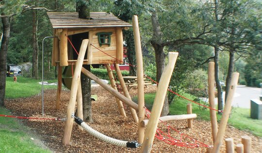 BN.050.9-O3116-Baumhütte-holz-spielplatz-quadrat.jpg