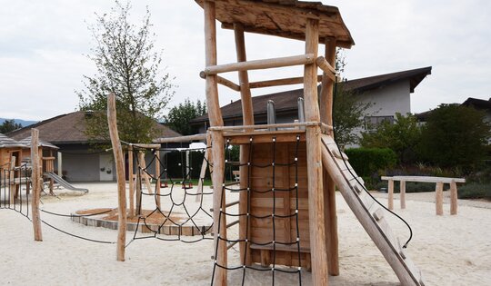 BN.072.2B-O5501-Jägerturm-mit-Seilgarten-im-Sand.JPG