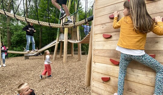 BN.070-breit-O10683---Mädchen-klettert-Kletterwand-Seilbrücke.JPG