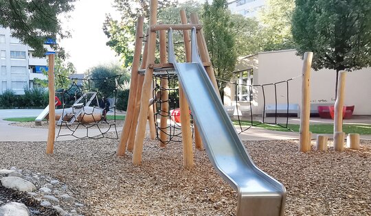 BN.128.M1-O8216-Ansicht-Spielplatz-Bachlauf-Holzschnitzel.jpg