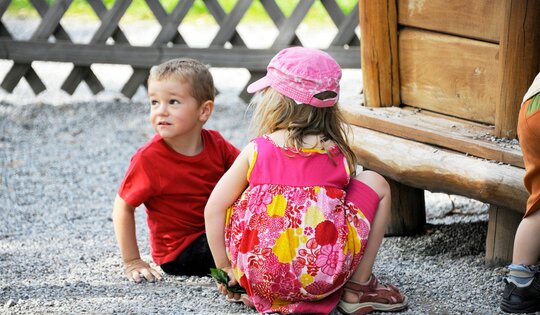 BN.000-Kinder-spielen-im-Kies-_MB24851.jpg