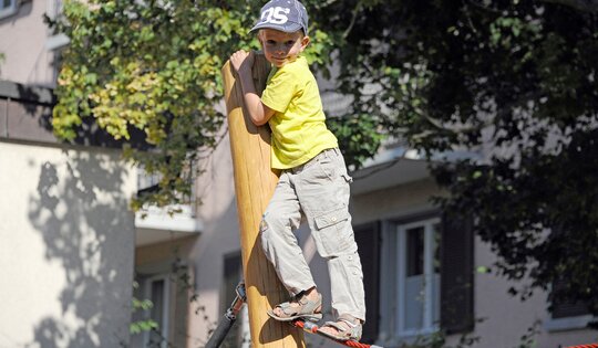 BN.021.16-Kind-mit-Pfosten.jpg