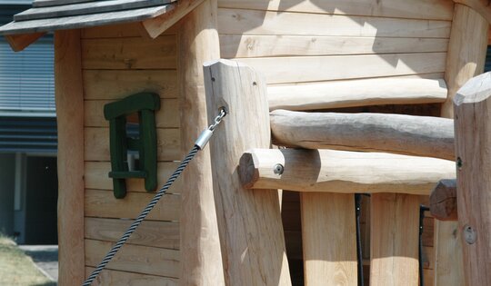 BN.044.2-Pfahldörfchen-2-Detail-Spielhaus-O8429.JPG