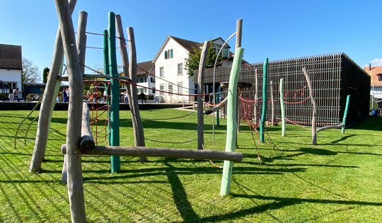 BN.129.2.L-Vulkan-Spielandschaft-2-mit-Seilgarten-lasier-grün-mit-roten-Seilen-(2)-O11230.JPG