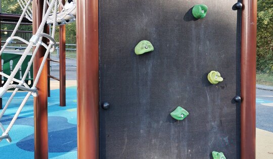 BS.100.mc-Detail-Kletterwand-Kletterlandschaft-1-O6281.jpg