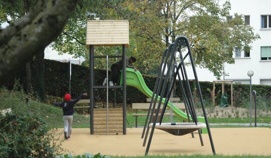 BS.070.hm-Kletterturm-2-c-steel-mit-Kindern-O10714.JPG