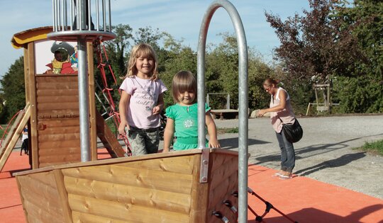 XL.038.2-Piratenschiff-classic-mit-Kindern-hoch.JPG