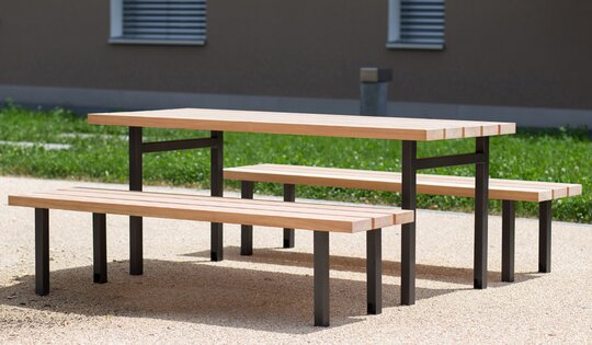 BT.010.H.c-und-BT.010.T.c-Hockerbänke-und-Tisch-Lola.jpg