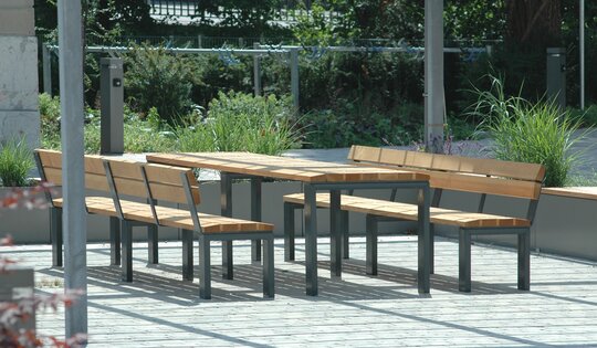 BT.041.B3.c-und-BT.041.T3.c-Bank-und-Tisch-Arco-O8233.JPG