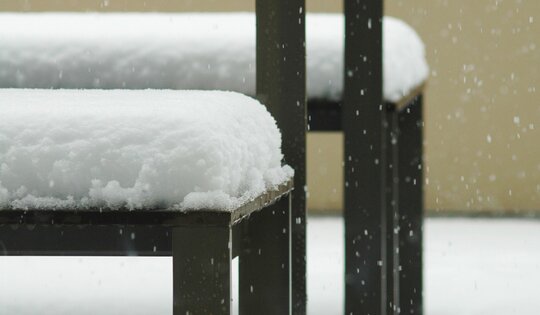 BT.161.H.c-und-BT.161.T.c-Hockerbank-und-Tisch-Quo-duro-mit-Schnee.JPG