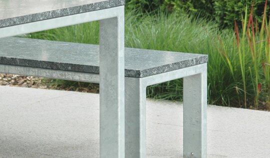 BT.051.H2-und-Bt.051.T2-Hockerbank-und-Tisch-Arco-stone-Detail-O6961.JPG