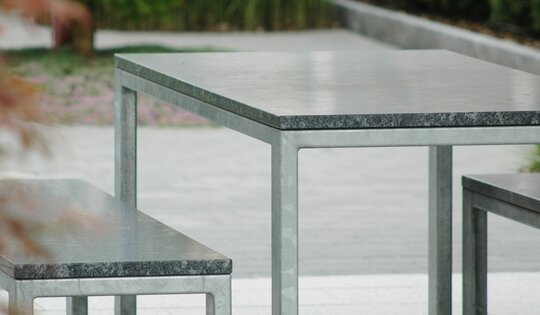 BT.051.H2-und-Bt.051.T2-Hockerbank-und-Tisch-Arco-stone-Detail-2-O6961.JPG