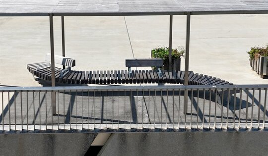 BT.170-Forma-Hockerbank-rund-mit-Rückenlehne-und-Sonnenschutz-O12135.JPG