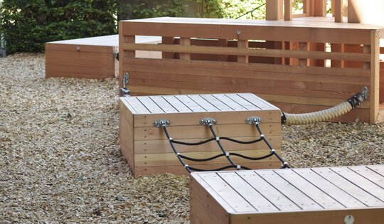 bimbox-Podeste-O6438-Podest-Holz-Kriechtunnel.JPG