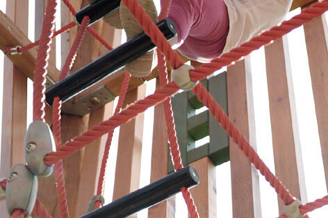 BX.000-Kind-Kletternetze-in-bimbo-Turm-geschlossen.jpg