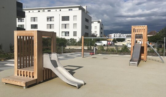 BX.020.S1-bimbox-Spieltürmchen-SAI-und-Turm-mit-Schaukel.JPG
