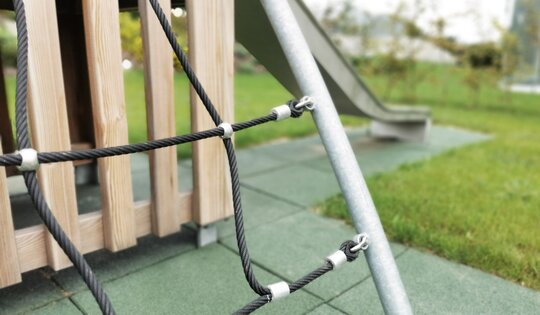 BX.030.S2-O8519-Detail-Schrägnetz-Holz-Stahl-moderner-Spielplatz.jpg