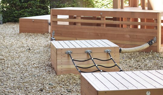 BX.160.2-Detail-bimbox-Podeste-O6438-Podest-Holz-Kriechtunnel.JPG