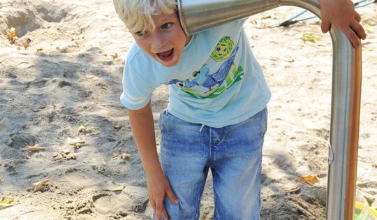 DI.010.1-Sprachrohr-Edelstahl-Rohr-inox-Flüstertelefon-Spielplatz-Junge.jpg