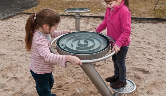 C.1.20.3-Irrgarten-mit-Standfläche-und-Kindern.JPG
