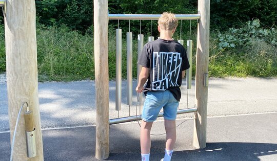 DI.021.1.r-Klangröhren-nature-mit-Junge.JPG