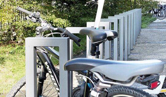 DI.105.12.C-Fahrradbügel-Pura-25.1-mit-Velo.JPG