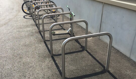 DI.106.18.I-Fahrradbügel-Tube-85.1-inox-mit-Fahrrad.jpg
