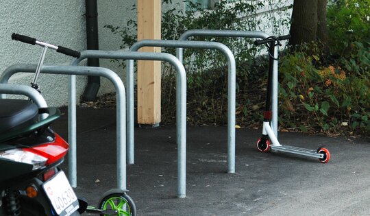 DI.106.18-Fahrradbügel-Tube-85.1-steel-mit-Kickboard.JPG