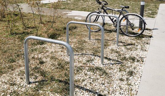 DI.106.18-Fahrradbügel-Tube-85.1-steel-mit-Fahrrad.jpg