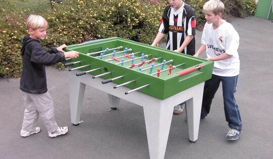 SP.060.1-Tischfussball-Acryl-Beton-mit-Jungs.jpg
