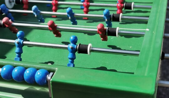 SP.060.1-Tischfussball-Acryl-Beton-Detail-Figuren.jpg