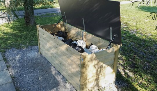 SP.04.06-Materialbox-Holz-gross-offen-mit-Schachfiguren.jpg