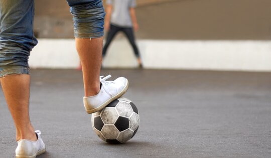 SP.040-Fussballspieler-Detail-Beine-und-Ball.jpg