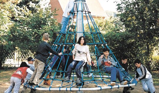 DR.072-Minikletterpyramide-mit-Kindern.jpg