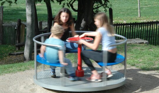 DR.020.c-Sitzkarussell-color-Kinder--O6188-.JPG