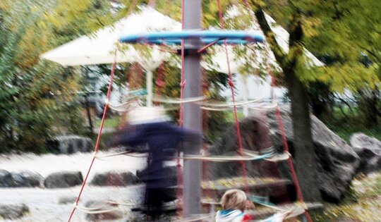 DR.052.1.C-Drehbaum-color-2-Jungs-action.jpg