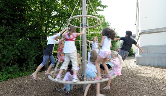 DR.052.1-Drehbaum-viele-Kinder.jpg